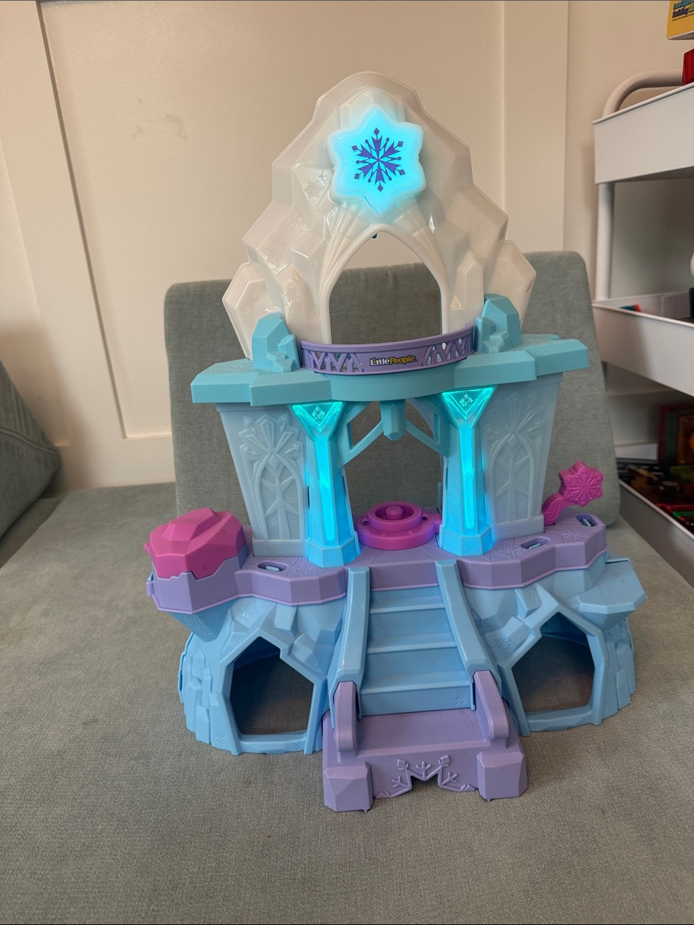 Light-Up Ice Castle frozen Playset - Blue & Purple